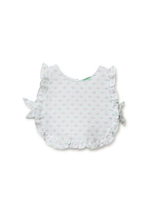 Babero para bebé azul claro con patrón de semicírculos en rosa y turquesa, bordes con volantes y lazos laterales sobre fondo blanco.