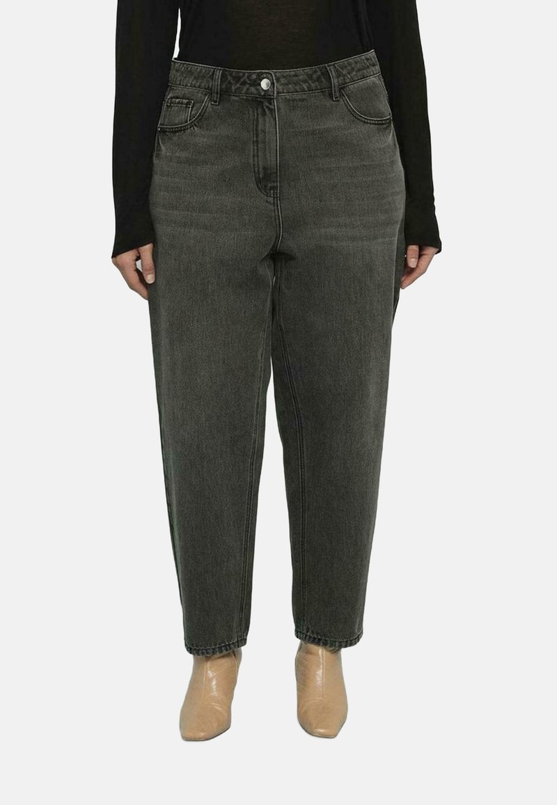 Czarno-szare dżinsy z wysokim stanem, lekko wypłukane. Posiadają przednie kieszenie, pojedyncze zapięcie na guzik oraz luźny, zwężający się krój.