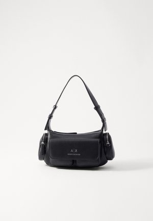 Borsa a tracolla in pelle nera con una singola cinghia, dotata di tasca frontale a patta e scomparti laterali con zip. Texture liscia con dettaglio del logo.