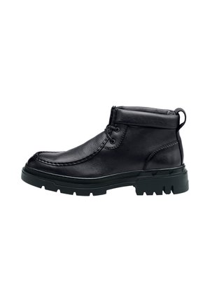 Stivale alla caviglia in pelle nera con punta tonda, caratterizzato da cuciture decorative, una zip laterale e una suola in gomma resistente.