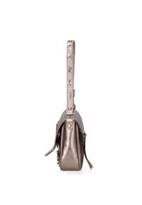 Borsa in bronzo metallico con forma strutturata, dotata di una lunga tracolla decorata con borchie argentate e una chiusura a pattina decorativa.
