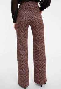 Hoge taille, wijde broek in een bruine stof met een geometrisch patroon van rode en witte lijnen, met een gladde textuur en een op maat gemaakte fit.