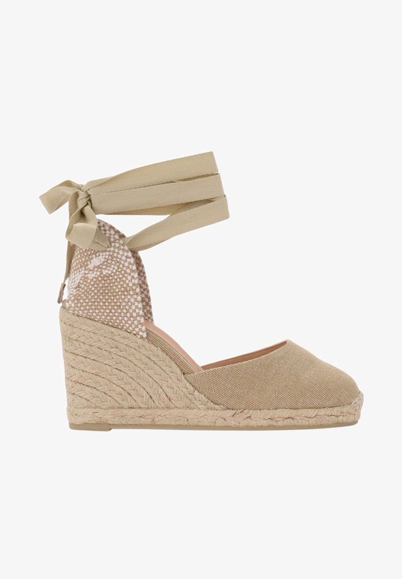 Sandalo wedge in tessuto beige con upper in tessuto intrecciato, lacci alla caviglia e tacco in corda di juta.