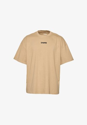 Beige Baumwoll-T-Shirt mit lockerem Schnitt, rundem Halsausschnitt und kurzen Ärmeln. Mit einem schwarzen Logo auf der Brust.