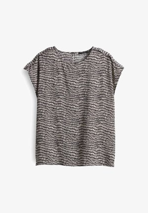 Blusa a maniche corte, morbida e di taglio ampio, di colore grigio scuro con stampa astratta bianca. Tessuto morbido, scollatura rotonda e spacchi laterali nell'orlo.