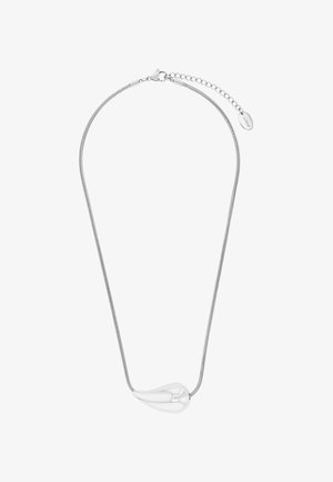 Collar de plata con una cadena delgada y un colgante blanco translúcido en forma de lágrima, que presenta un diseño sutil y una textura suave.