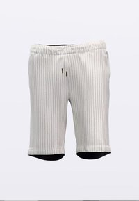 Shorts rayés blancs et gris clair avec une ceinture élastique, un cordon de serrage ajustable et des accents noirs ; longueur mi-cuisses avec ourlet retroussé.