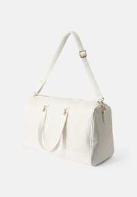 Borsa da viaggio in ecopelle bianca con hardware dorato, doppie maniglie e tracolla regolabile. Design a motivo diamante testurizzato.