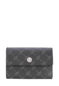 Šedá kožená peněženka s texturovaným povrchem, která má jemný vzor a stříbrný logo akcent na přední straně. Kompaktní skládací design.