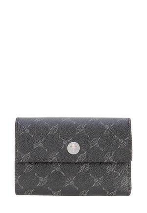 Portefeuille en cuir gris avec une surface texturée, arborant un motif subtil et un accent logo argenté à l'avant. Design compact et pliable.