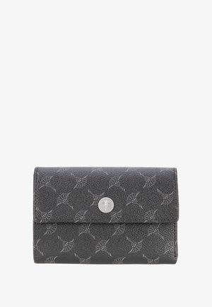 Portafoglio in pelle grigia con superficie strutturata, caratterizzato da un motivo sottile e un logo argentato sulla parte anteriore. Design compatto e pieghevole.