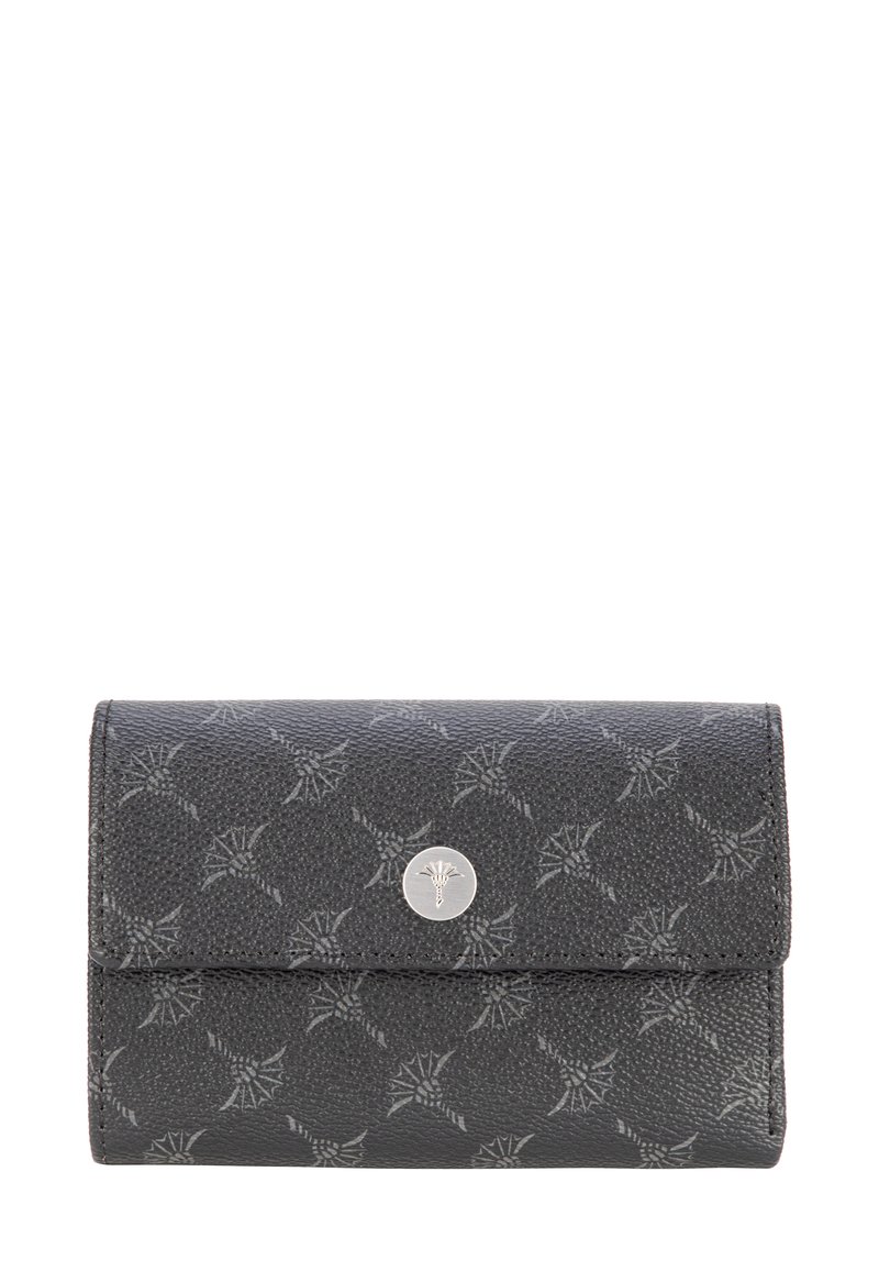 Šedá kožená peněženka s texturovaným povrchem, která má jemný vzor a stříbrný logo akcent na přední straně. Kompaktní skládací design.