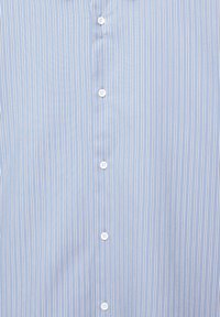 Lichtblauw shirt met verticale witte strepen, korte mouwen en een knoopsluiting met witte knopen. Glad stoftextuur.