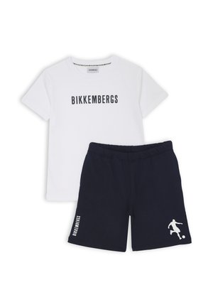 T-shirt bianca a maniche corte con logo "BIKKEMBERGS"; pantaloni corti blu navy con vita elastica e grafica di un calciatore bianco sul lato.