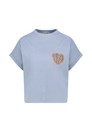 Hellblaues kurz geschnittenes T-Shirt mit aufgerollten kurzen Ärmeln und einem bunten herzförmigen Aufnäher auf der Brust mit der Aufschrift "Love Yourself".
