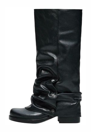 Botte noire en cuir montante jusqu'au genou avec un design décontracté, bout arrondi et boutons décoratifs sur le côté. Talon carré pour plus de stabilité.