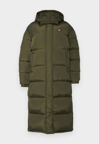 Lång olivgrön vadderad vinterjacka med huva och framdragkedja, med en liten rektangulär logotyp på bröstet.