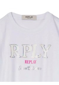 T-shirt bianca in cotone con testo metallicamente argento "RPLY" e logo rosa "REPLAY", con una texture liscia e scollatura rotonda.