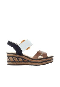 Sandale compensée avec brides marron à l'orteil, bride blanche à la cheville, bride noire au talon et semelle en liège à motif pour plus de hauteur et de style.