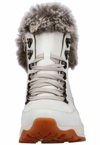 Weiße Knöchelstiefel mit Kunstfellkragen, Metallösen, beigen Schnürsenkeln und einer strukturierten braunen Gummisohle. Sichtbare Nähte umrissen das Design.