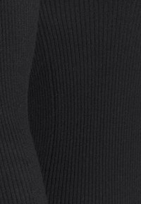 Tissu noir à côtes avec une surface texturée, présentant des lignes verticales et un matériau doux et extensible. Pas de détails ou de motifs notables.