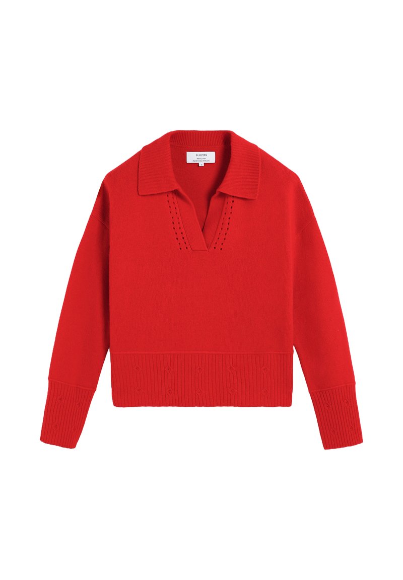 Suéter de punto rojo con cuello tipo polo, escote en forma de V y dobladillo acanalado, que presenta pequeños acentos con patrones en las mangas.