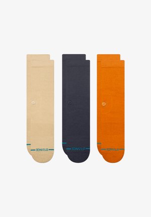 Três pares de meias caneladas: bege, azul marinho escuro e laranja. Cada par tem detalhes contrastantes em azul e um pequeno logótipo na lateral.