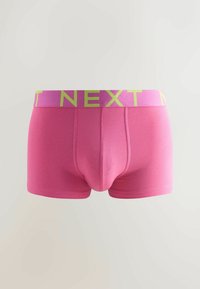 Fuchsie boxerky s měkkou texturou, s neonově zeleným logem "NEXT" na elastickém pásku a standardním středním vzestupem.