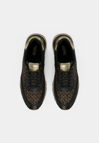 Μαύρα και χρυσά sneakers με σχέδιο, διαθέτοντας υφή στο άνω μέρος, στρογγυλεμένη μύτη και αντίθετη σόλα. Λεπτομέρειες περιλαμβάνουν χρυσά μεταλλικά στοιχεία και σήμανση.