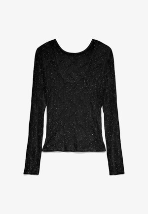 Svart langermet topp med et strukturert mønster, preget av spredte metalliske detaljer over hele overflaten og en vid rund hals.
