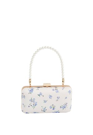 Clutch rectangular blanca con patrón floral azul y asa con cuentas de perlas, herrajes en tono dorado y cierre con broche.