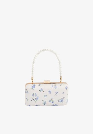 Pochette rectangulaire blanche avec motif floral bleu et anse perlée, avec garniture dorée et fermeture à clip.