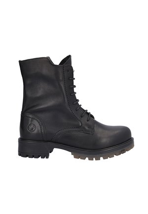 Bota de combate negra de cuero con cierre de cordones en el frente, cuello acolchado y suela gruesa de goma con surcos profundos, vista de lado sobre fondo blanco.