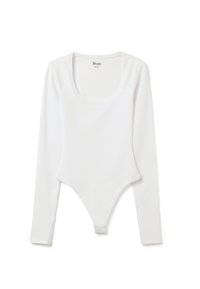 Bodysuit blanco de manga larga hecho de una tela suave, con escote en forma de barco y un diseño de parte trasera tipo tanga con un acabado sin costuras.