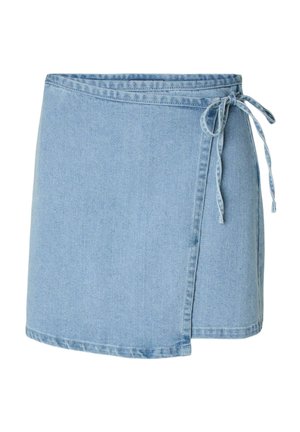 Jupe portefeuille en denim bleu clair avec fermeture à nouer sur le côté et coutures apparentes, longueur au-dessus du genou, texture unie, style décontracté.