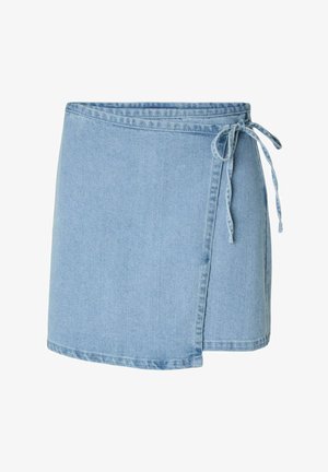 Lichtblauwe denim wikkelrok met zijstriksluiting en zichtbare naden, boven knielengte, effen textuur, casual stijl.