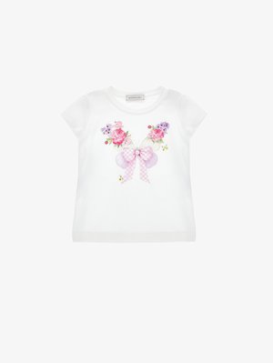 Wit shirt met korte mouwen met een vlinderdessin bestaande uit een strik van roze ruitjesstof, paarse vleugels en roze en paarse bloemen.