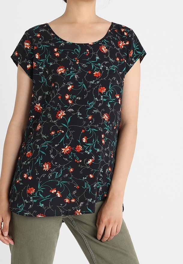 Černá květinová blůza s krátkým rukávem, zdobená vzorem červených květin a zeleného listí. Měkká tkanina, kulatý výstřih, volný střih.