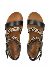 Kožené sandály s černými popruhy a béžovým tečkovaným vzorem. Texturovaná stélka s květinovým designem. Nastavitelná přezka pro bezpečné uchycení.