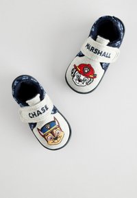 Kinderhausschuhe aus Filzmaterial, in Blau- und Grautönen, mit Klettverschlüssen und bestickten Charakterdesigns von Chase und Marshall.