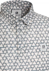 Kortärmad polo i ljusbeige med ett geometriskt blått mönster, krage och tre silverknappar. Logotypen för märket finns.