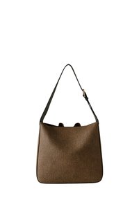 Sac à main en cuir marron texturé avec une forme incurvée, une longue bandoulière et un bord noir contrastant le long des contours. Design minimaliste.