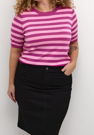 Kortgebreide top met paarse en roze strepen en korte mouwen, gecombineerd met een zwarte denim kokerrok. Gladde textuur en casual pasvorm.