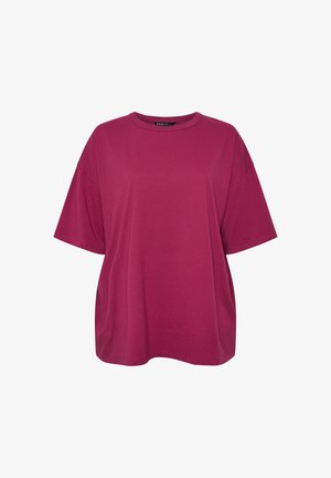 Overgrote T-shirt met korte mouwen en ronde hals in een effen diepe magentakleur, voorkant zichtbaar tegen een effen witte achtergrond.