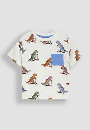 Rövid ujjú fehér póló, színes dinoszaurusz grafikákkal, akik rollerrel közlekednek, bal oldalon kék zsebbel. Puha pamut anyag.