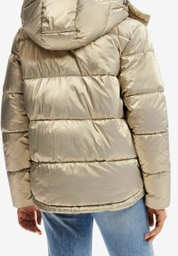 Metallisk guld pufferjacka med huva, som har quiltade sektioner och en slät, glänsande yta. Mjuk tyg med elastiska manschetter.