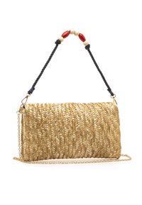 Borsa a tracolla in paglia intrecciata color oro con finitura testurizzata. Presenta una catena e un manico intrecciato decorato con perline rosse e crema.