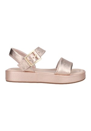Sandalias metálicas de color oro rosa con un diseño elegante, que presentan una correa ancha y un hebilla ajustable en el tobillo, colocadas sobre una suela de plataforma texturizada.