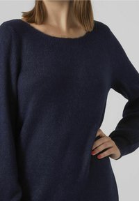 Maglione lavorato a maglia blu navy con scollatura ampia e maniche lunghe. Il materiale sembra morbido con una leggera lucentezza, caratterizzato da un design con vestibilità rilassata.