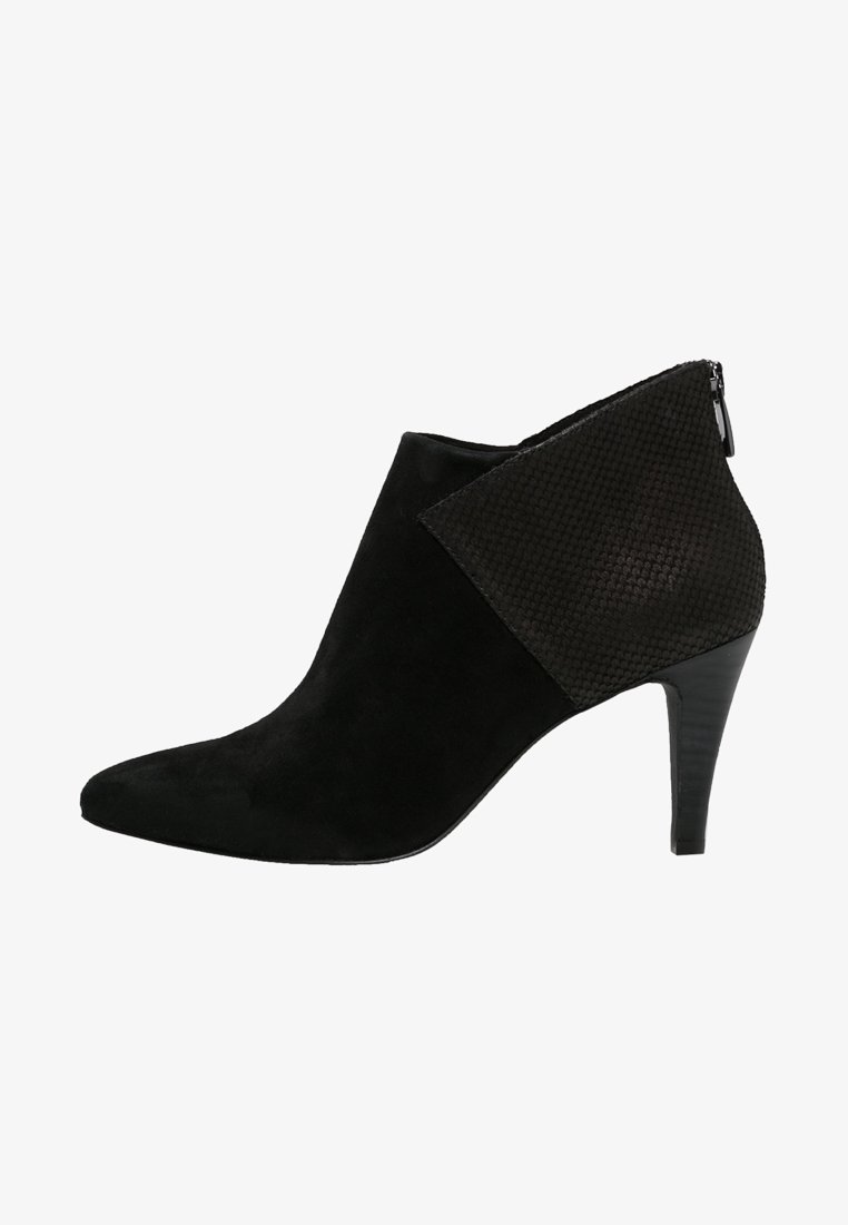 Bottines en daim noir avec un bout pointu, matériau noir texturé au talon et fermeture éclair. Talon aiguille, design élégant.